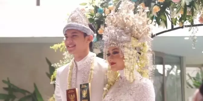 akad nikah Dinda Hauw dan Rey Mbayang berbagai sumber akad nikah Dinda Hauw dan Rey Mbayang berbagai sumber