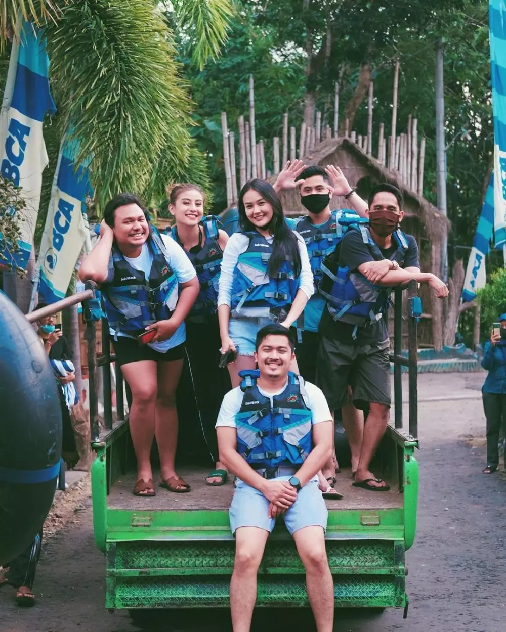 Potret seleb naik pick up Instagram