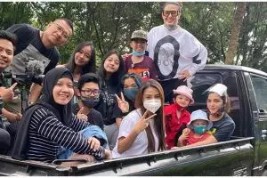 4 Seleb ini nggak jaim naik pick up, gayanya jadi sorotan