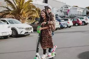 5 Momen kenangan Mutia Ayu dan Glenn Fredly main skuter, romantis