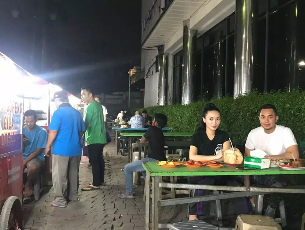 zaskia suami di warung kaki lima © 2020 brilio.net
