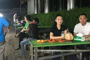 5 Momen Zaskia Gotik dan Sirajuddin makan di warung kaki lima