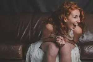 5 Alasan tertawa membantumu mengusir stres