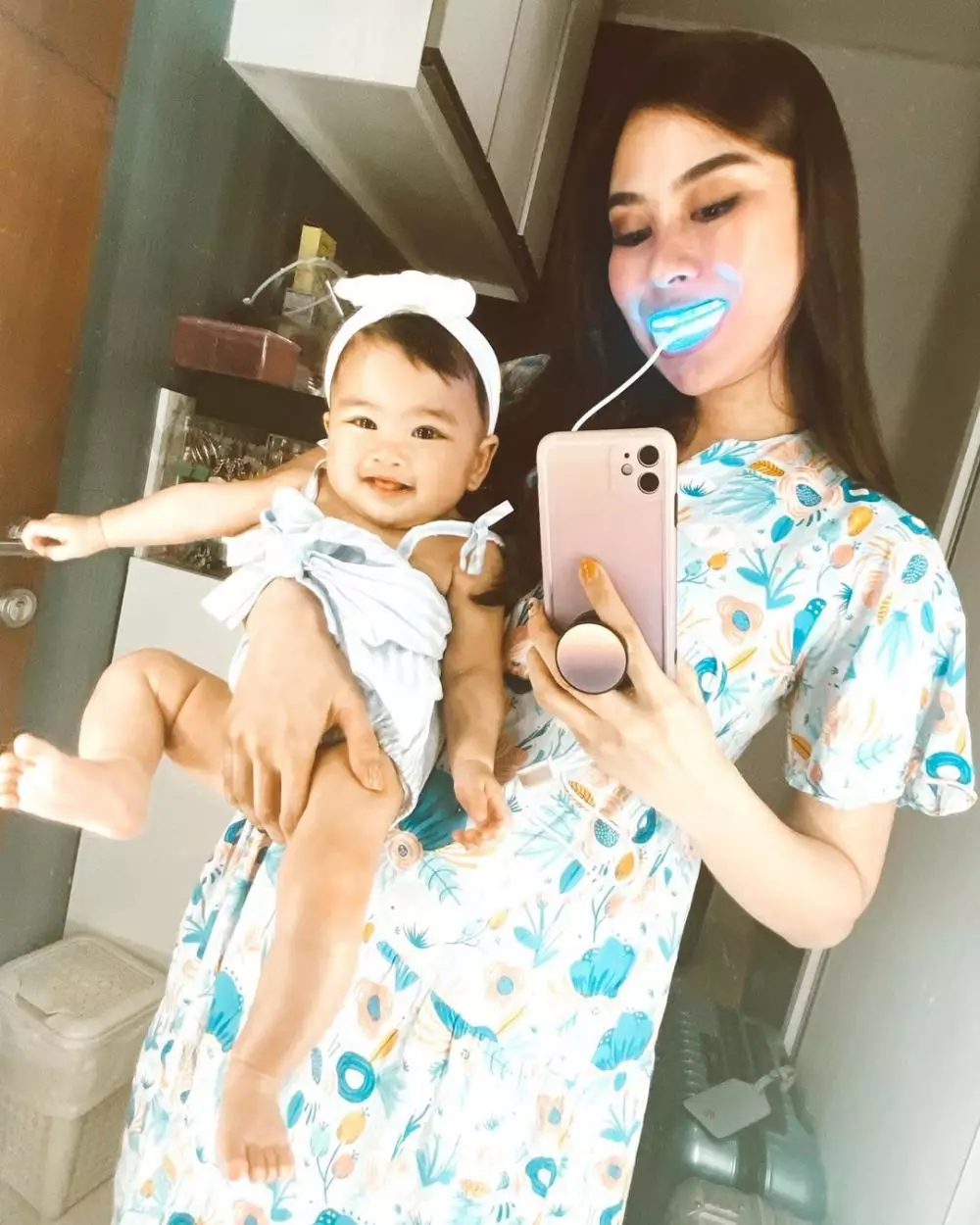 Pose ekspresif anak kembar Syahnaz Instagram Pose ekspresif anak kembar Syahnaz Instagram