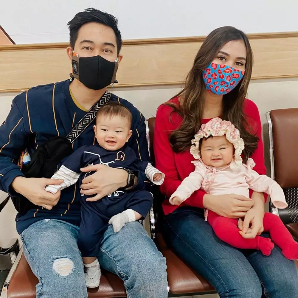 Pose ekspresif anak kembar Syahnaz Instagram Pose ekspresif anak kembar Syahnaz Instagram