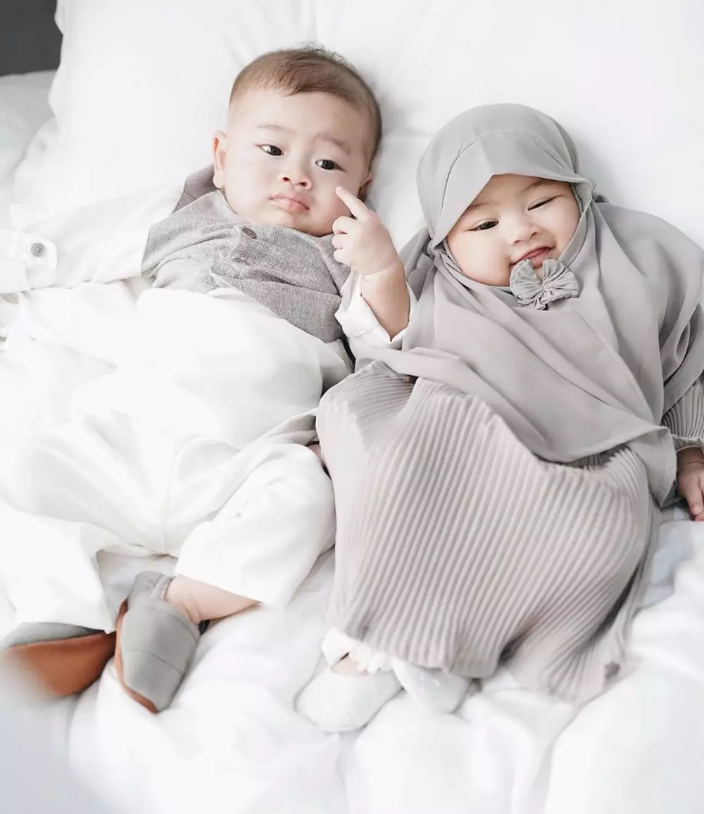 Pose ekspresif anak kembar Syahnaz Instagram Pose ekspresif anak kembar Syahnaz Instagram