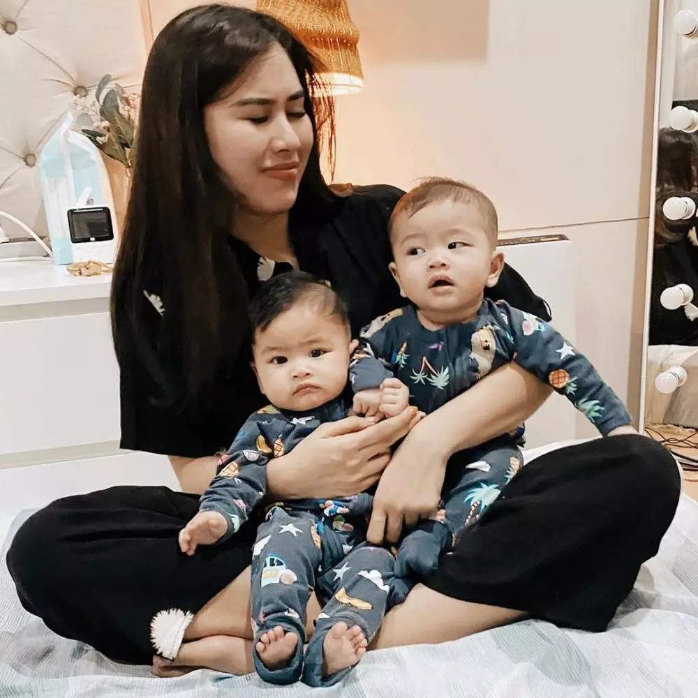 Pose ekspresif anak kembar Syahnaz Instagram Pose ekspresif anak kembar Syahnaz Instagram