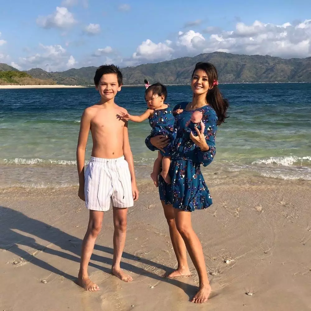 Farah anak dan boneka © 2020 brilio.net Farah anak dan boneka © 2020 brilio.net