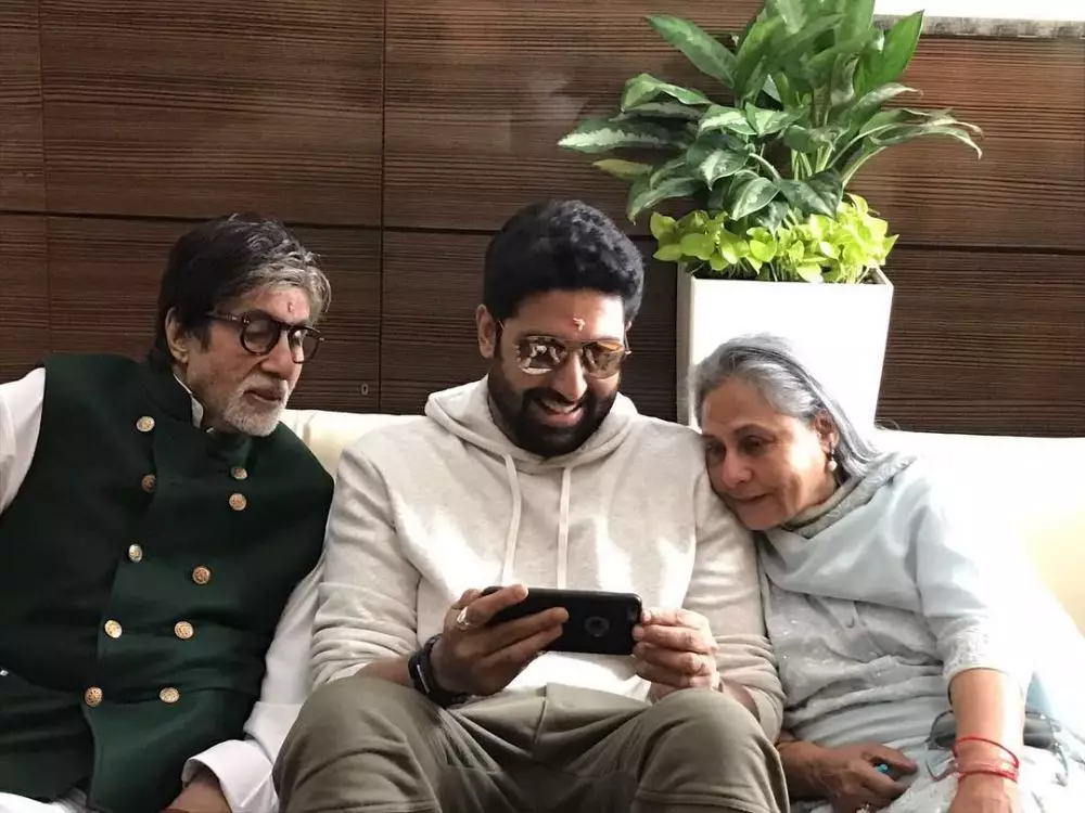  Amitabh Bachchan dan Abhishek © 2020 brilio.net Instagram/@bachchan