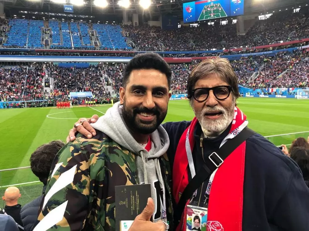  Amitabh Bachchan dan Abhishek © 2020 brilio.net Instagram/@bachchan