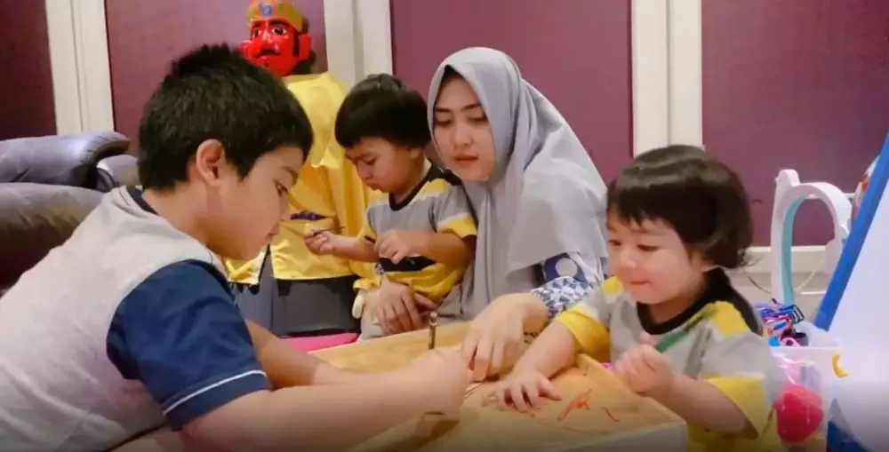 momen april jasmine momong anak kembar  Berbagai Sumber