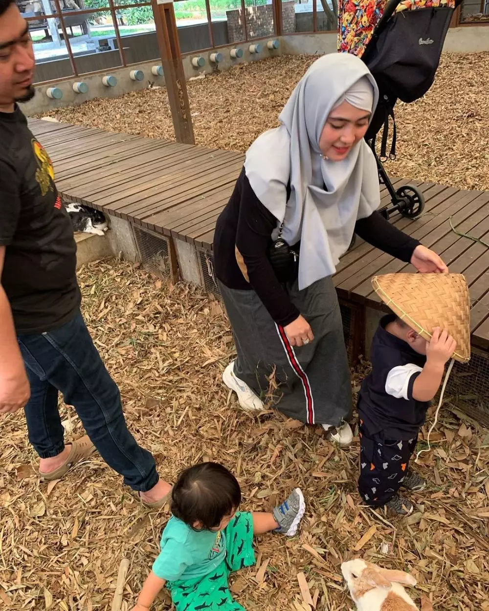 momen april jasmine momong anak kembar  Berbagai Sumber