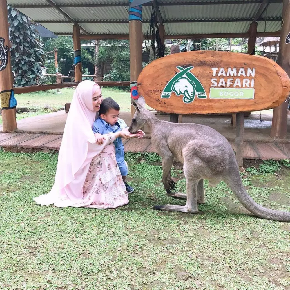 momen april jasmine momong anak kembar  Berbagai Sumber