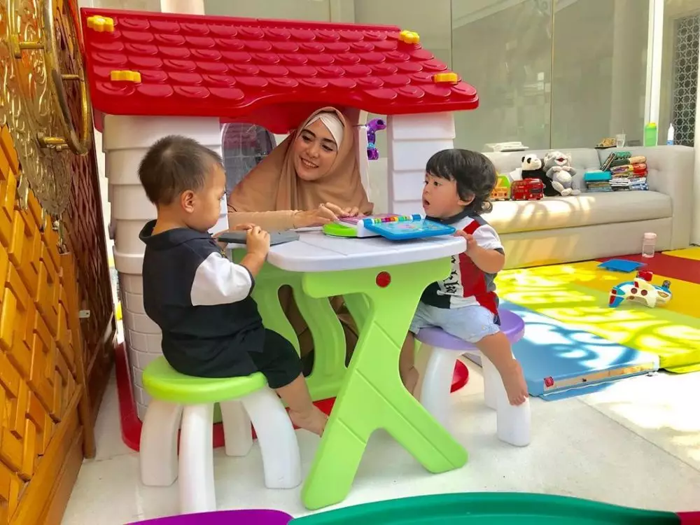 momen april jasmine momong anak kembar  Berbagai Sumber