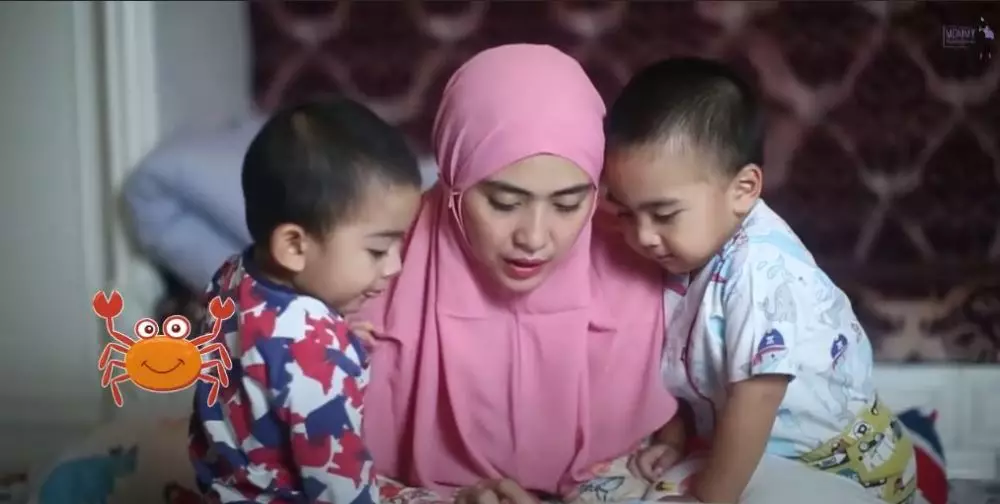 momen april jasmine momong anak kembar  Berbagai Sumber