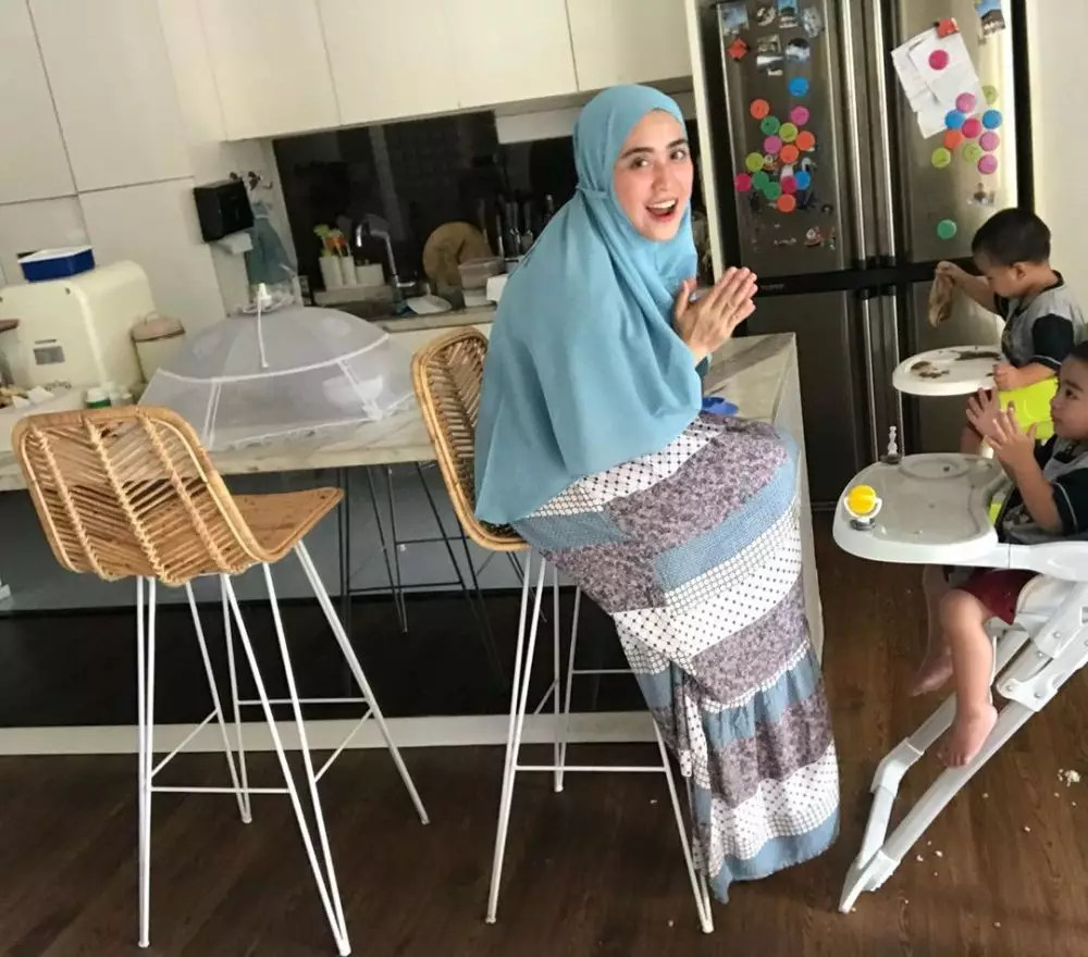 momen april jasmine momong anak kembar  Berbagai Sumber