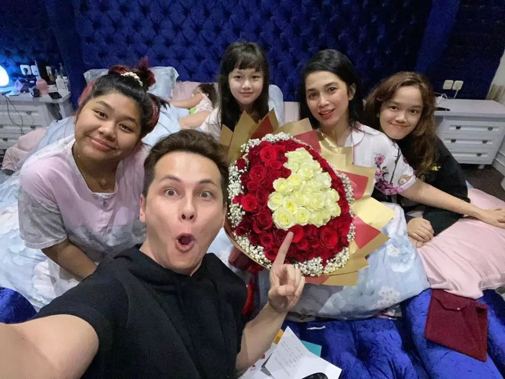 Momen kejutan ultah Ussy Sulistiawaty Instagram