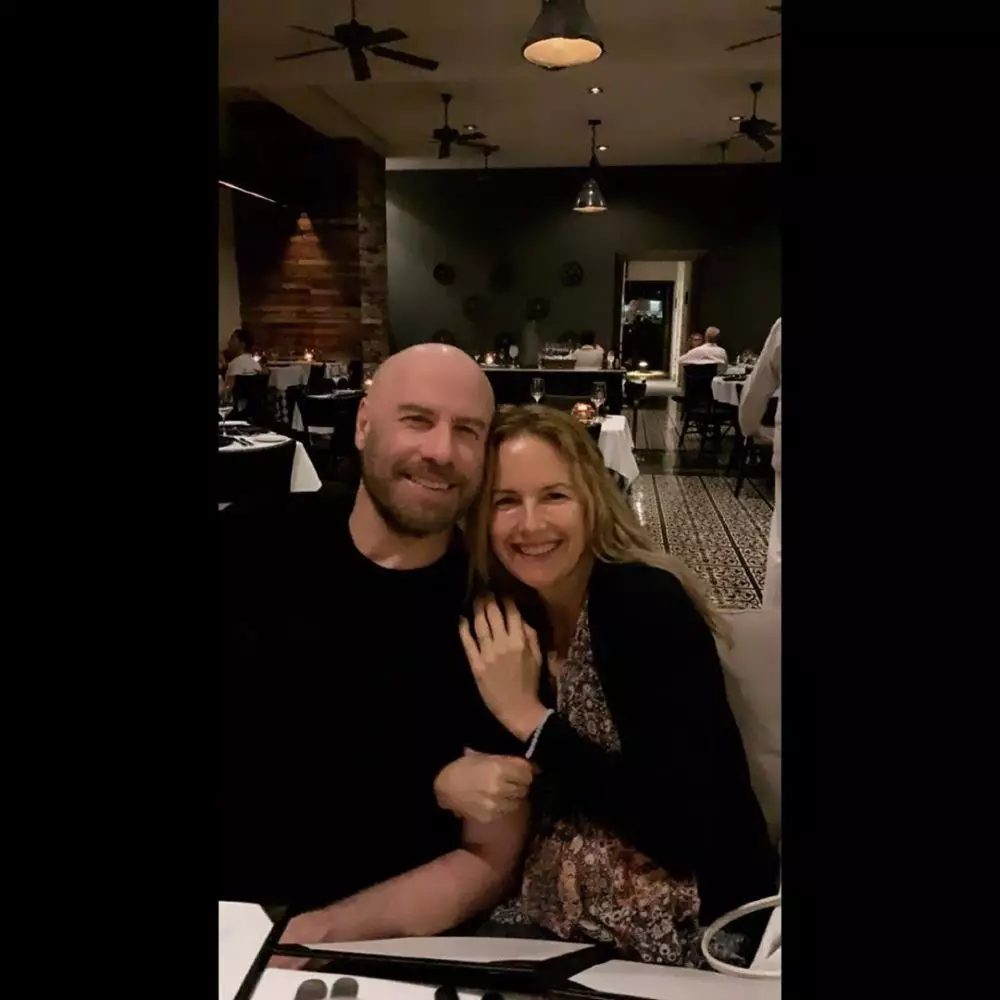 kenangan manis John Travolta dan istri © 2020 brilio.net kenangan manis John Travolta dan istri © 2020 brilio.net