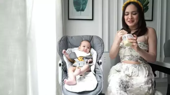 Momen MPASI anak Shandy Aulia © 2020 brilio.net