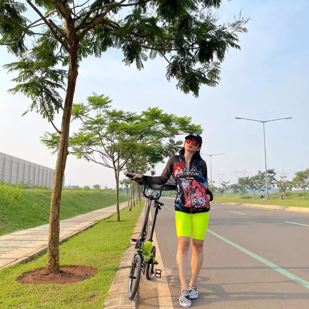 Selvi Kitty bersepeda Instagram