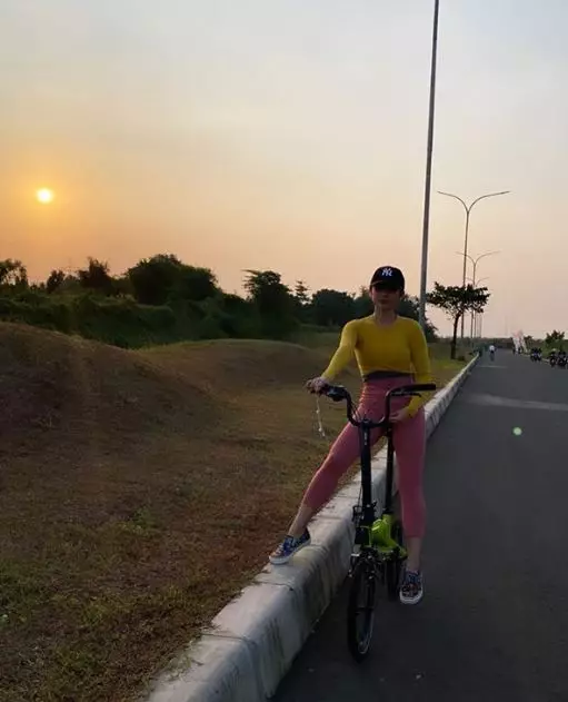 Selvi Kitty bersepeda Instagram