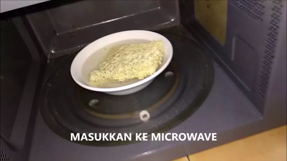 Potret membuat mie Berbagai sumber