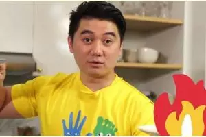 Aksi Chef Arnold saat bagikan tutorial masak mi instan bikin ngakak