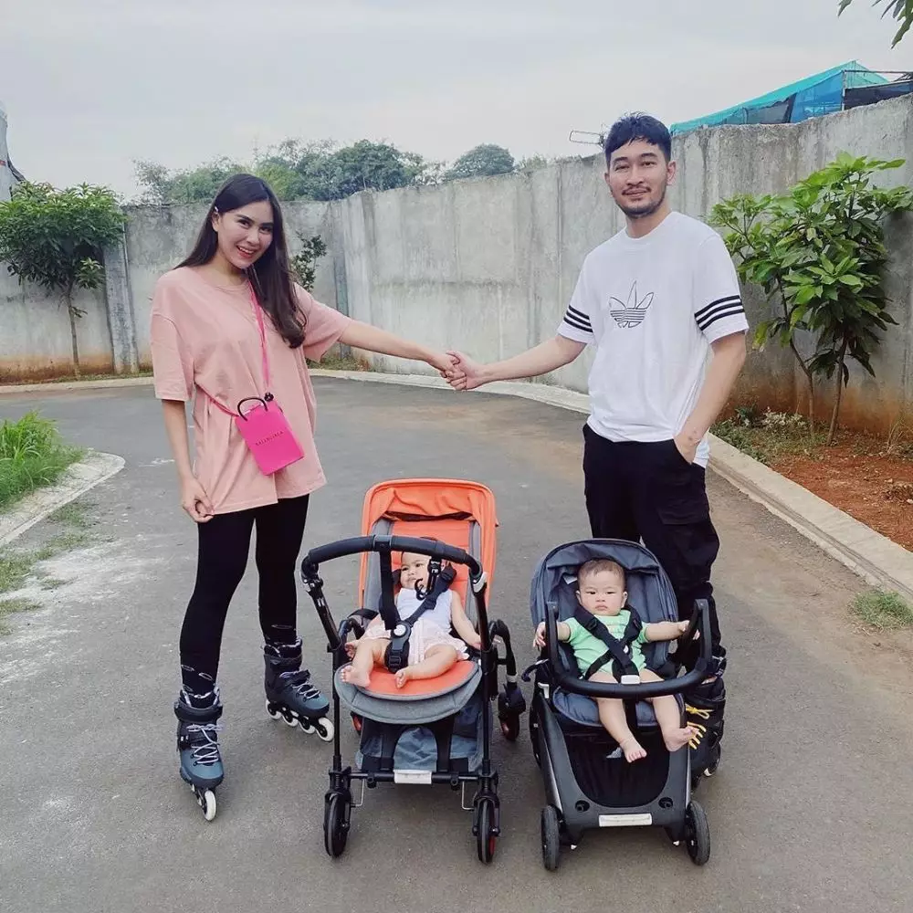 gaya seleb main sepatu roda instagram