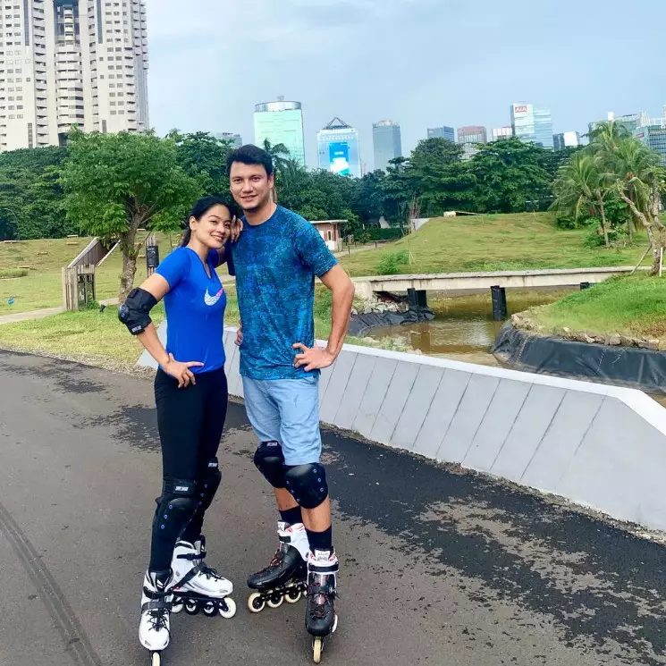 gaya seleb main sepatu roda instagram