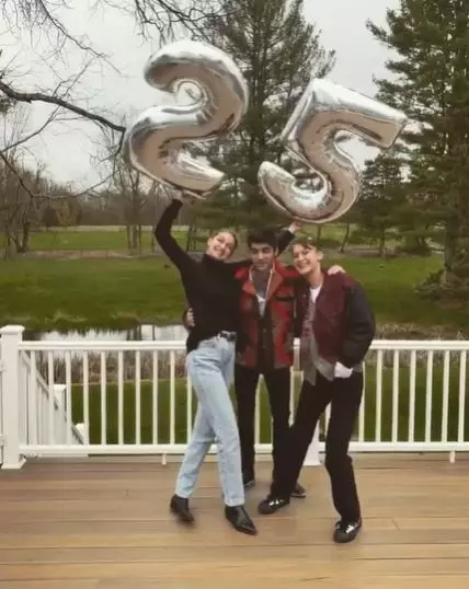 Potret Gigi Hadid pamer perut buncit © 2020 brilio.net