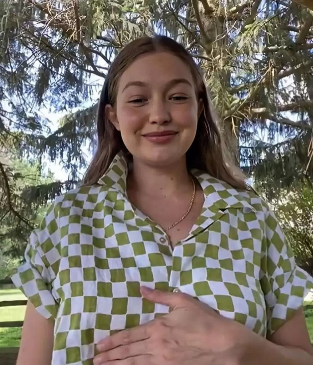 Potret Gigi Hadid pamer perut buncit © 2020 brilio.net