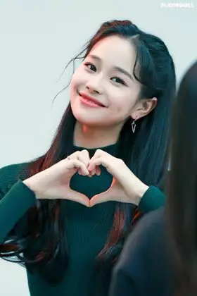 Idol K-Pop wanita termuda Twitter