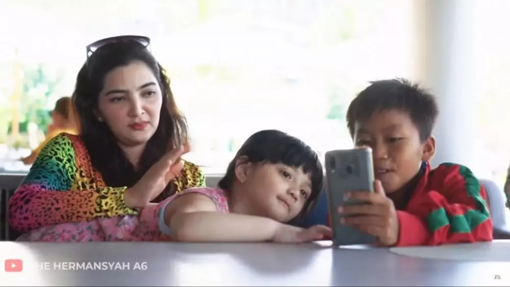 Ashanty dan 3 anak angkatnya berbagai sumber Ashanty dan 3 anak angkatnya berbagai sumber