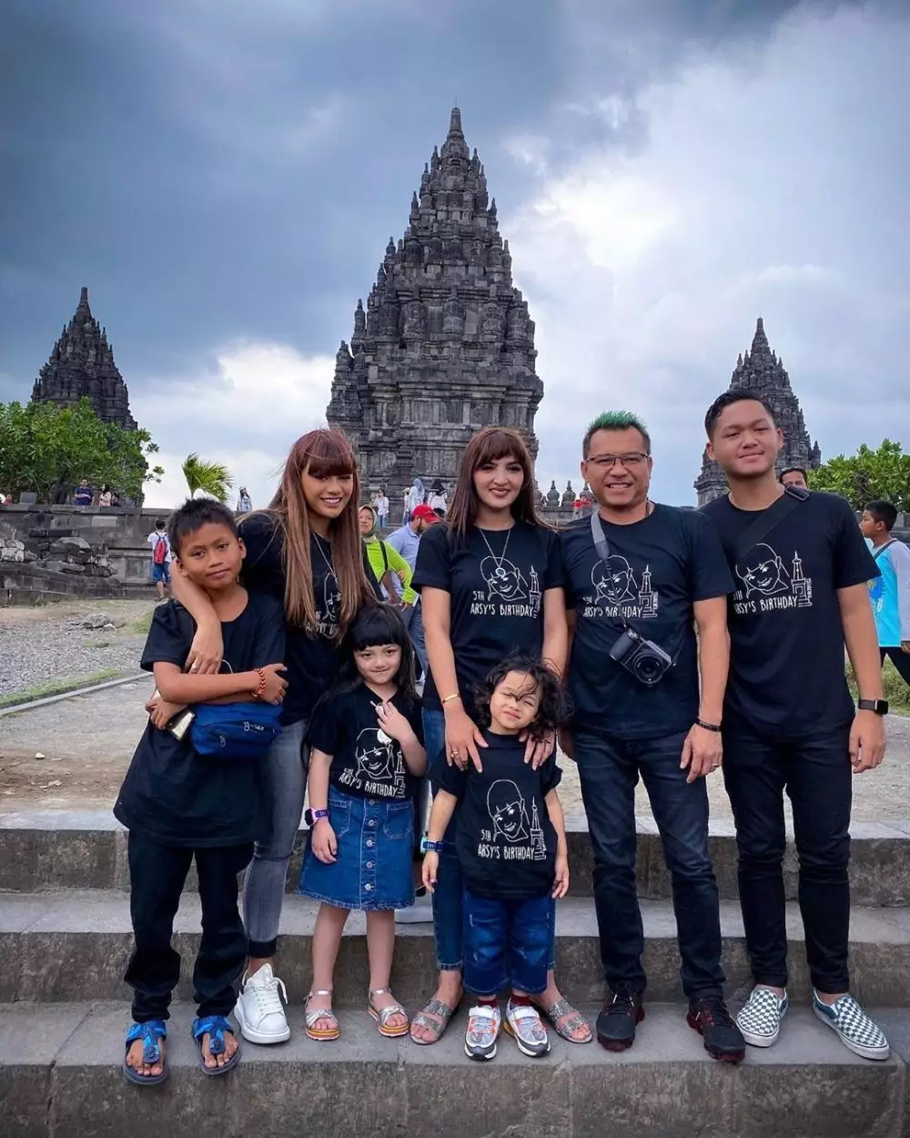 Ashanty dan 3 anak angkatnya berbagai sumber Ashanty dan 3 anak angkatnya berbagai sumber