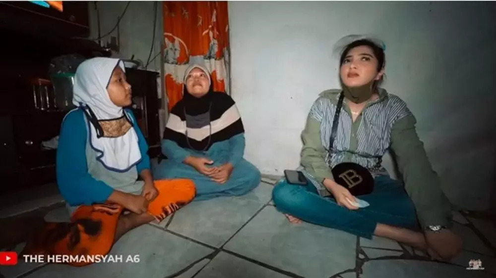 Ashanty dan 3 anak angkatnya berbagai sumber Ashanty dan 3 anak angkatnya berbagai sumber