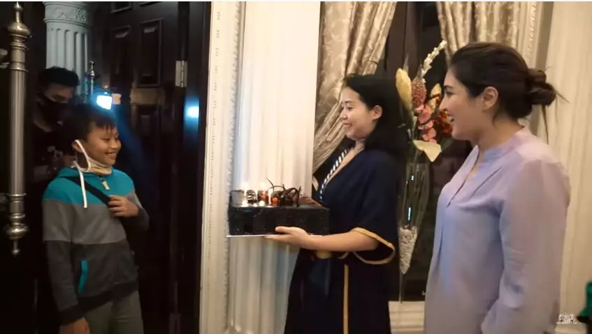 Ashanty dan 3 anak angkatnya berbagai sumber Ashanty dan 3 anak angkatnya berbagai sumber