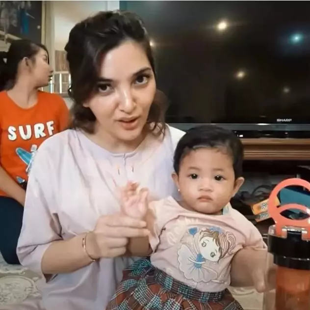 Ashanty dan 3 anak angkatnya berbagai sumber Ashanty dan 3 anak angkatnya berbagai sumber