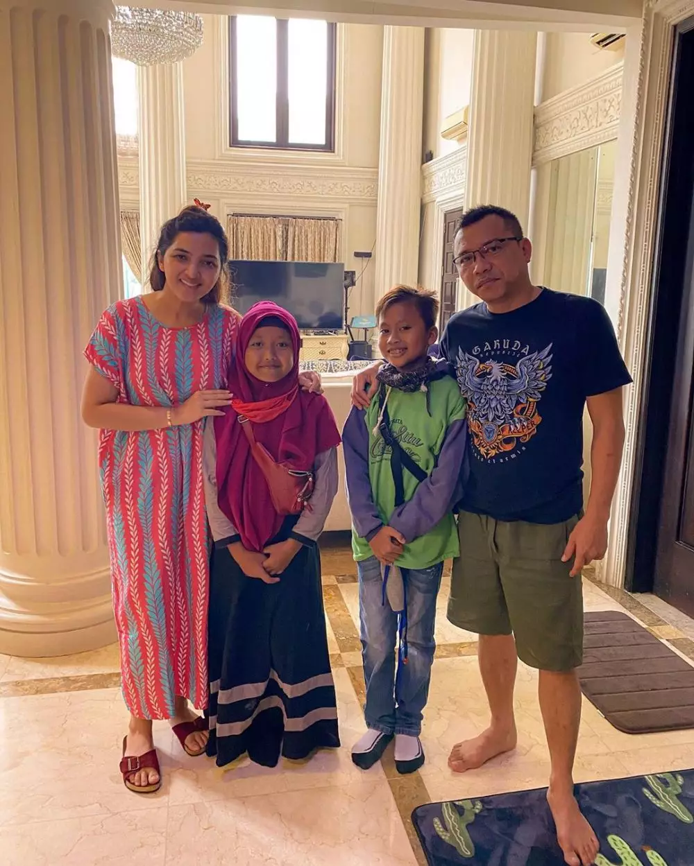 Ashanty dan 3 anak angkatnya berbagai sumber Ashanty dan 3 anak angkatnya berbagai sumber