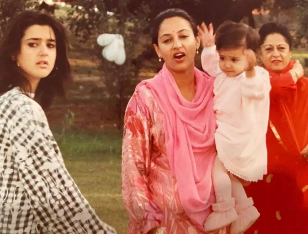 Akris Bollywood masa muda  berbagai sumber