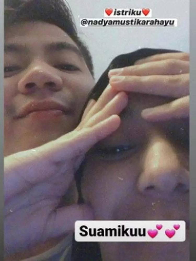 rizki mesra istri berbagai sumber