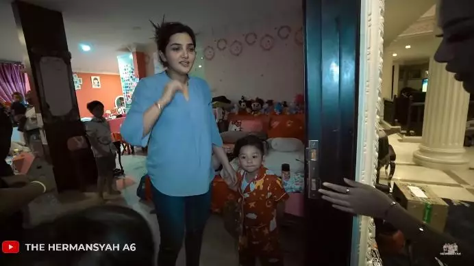 momen Arsya bertemu Millendaru © 2020 youtube.com