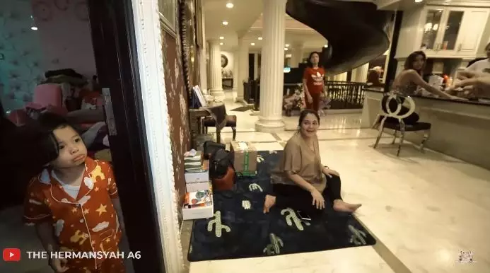 momen Arsya bertemu Millendaru © 2020 youtube.com