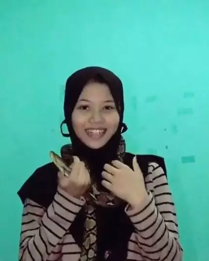 Gadis pelihara ular © 2020 brilio.net Gadis pelihara ular © 2020 brilio.net