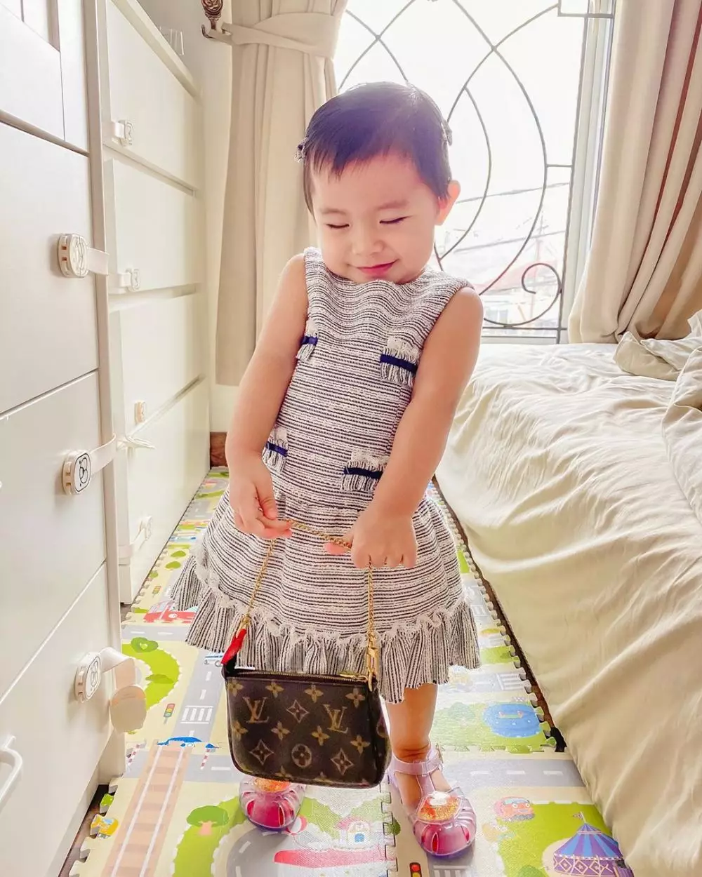 Gaya Alea anak Raditya Dika bak ABG Instagram