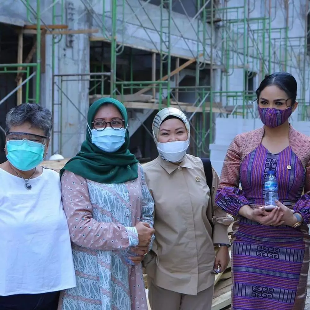 Tampilan Krisdayanti saat kunjungan © 2020 brilio.net Tampilan Krisdayanti saat kunjungan © 2020 brilio.net