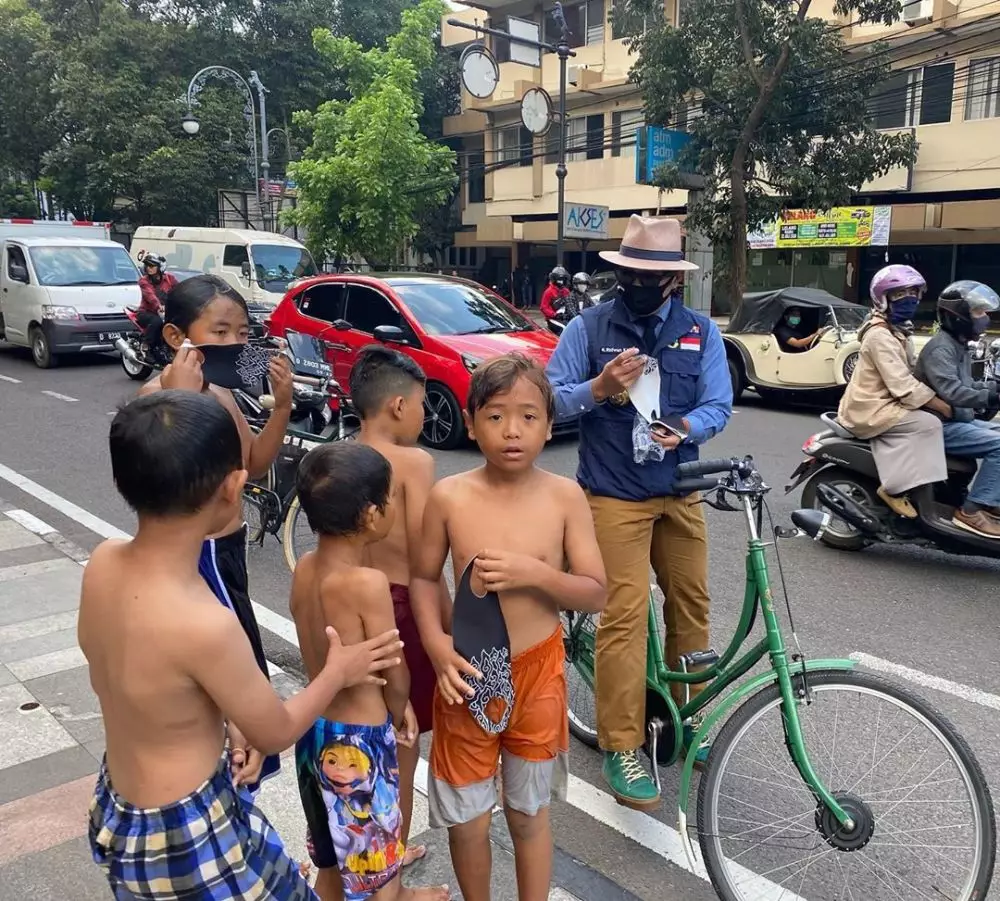 Ridwan Kamil keliling kota bagikan masker © 2020 brilio.net