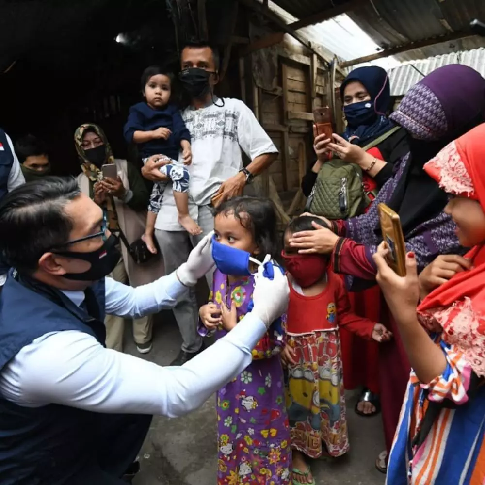 Ridwan Kamil keliling kota bagikan masker © 2020 brilio.net