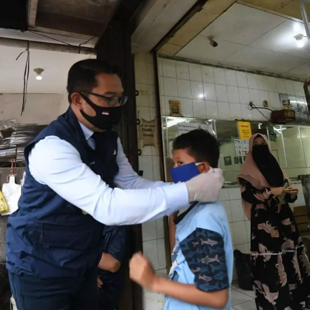 Ridwan Kamil keliling kota bagikan masker © 2020 brilio.net
