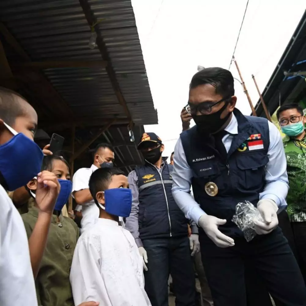 Ridwan Kamil keliling kota bagikan masker © 2020 brilio.net