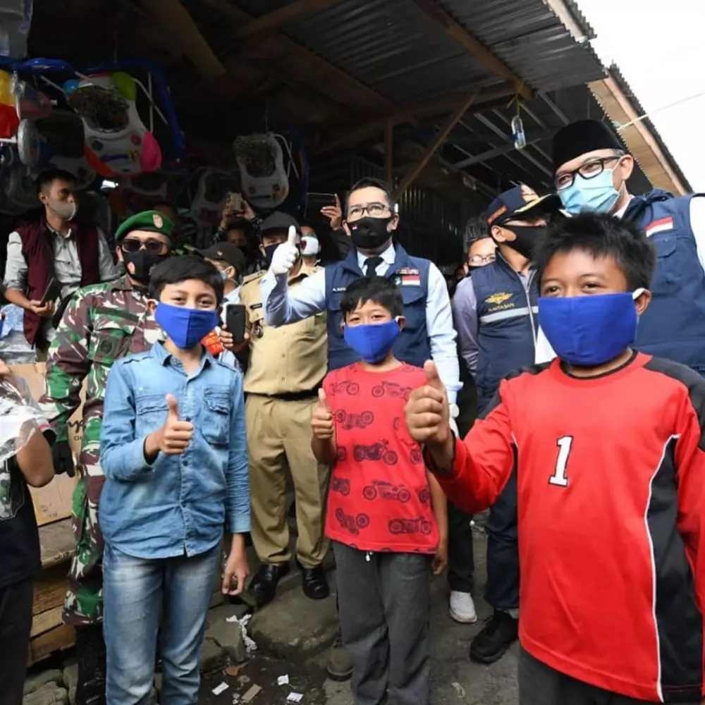 Ridwan Kamil keliling kota bagikan masker © 2020 brilio.net